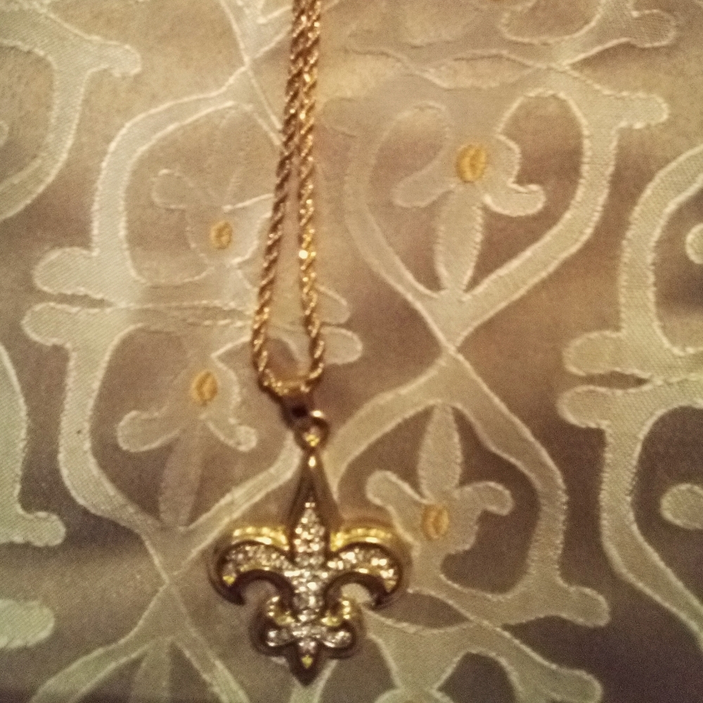 A florida leaf gold necklace